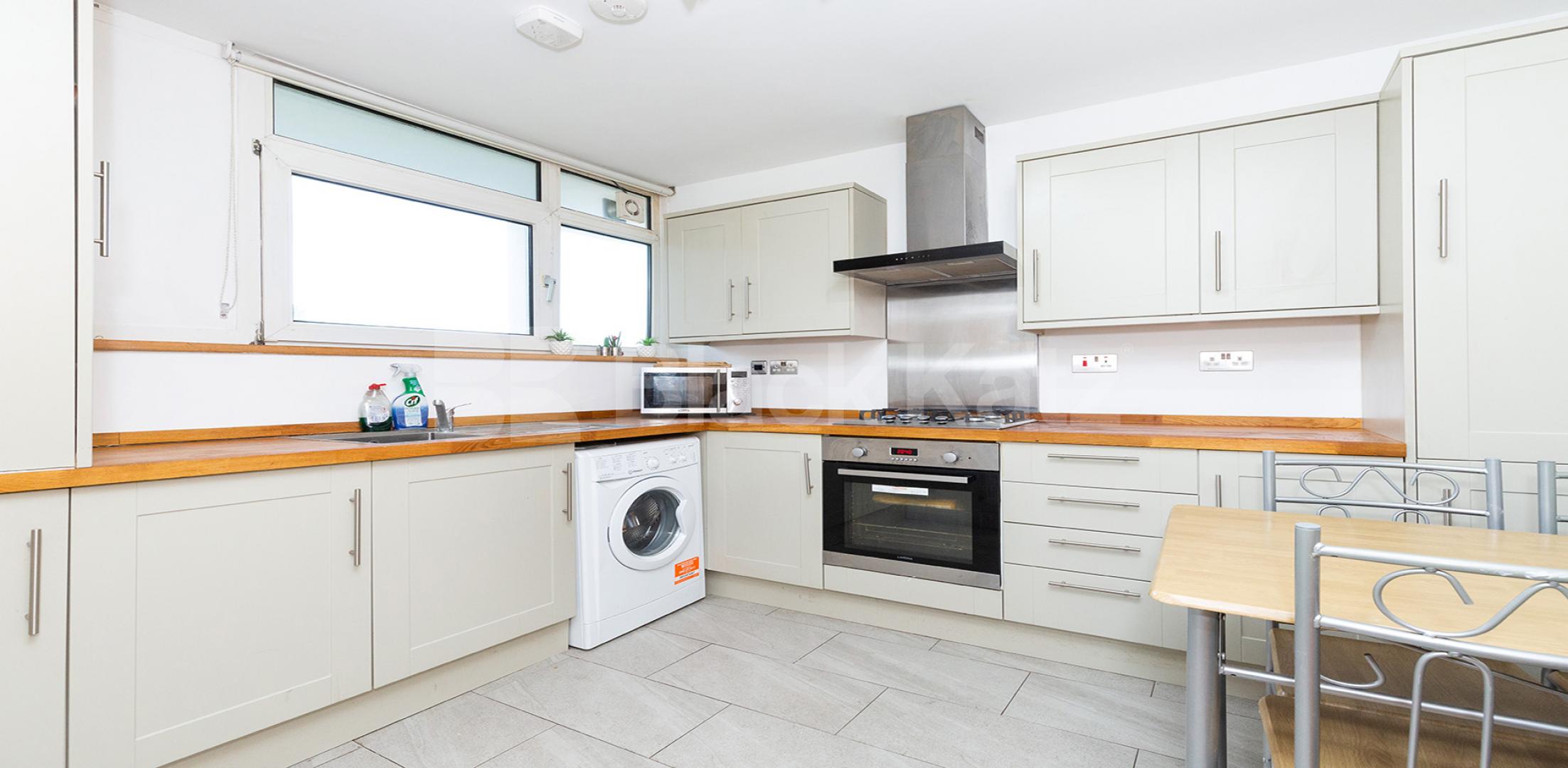 Modern split level 3 / 4 bed within easy access to Camden  Rowstock Gardens, Camden